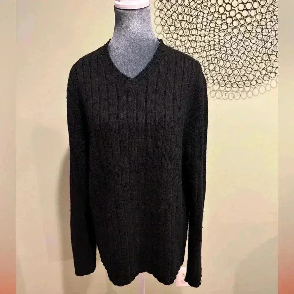 Banana Republic Black Wool V-neck ribbed sweater - Size Large